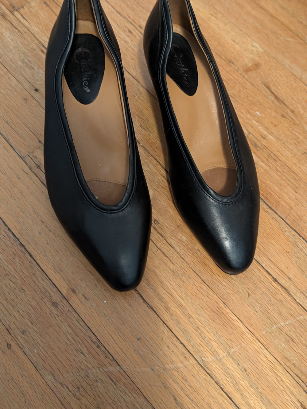 Earthies Black Pointed Toe Leather Heels